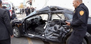 ak_parti_onunde_kaza_vekil_yarali_1416405652_2981