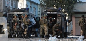 turk_bayragini_indirmeye_calisanlar_vuruldu_1412783510_518